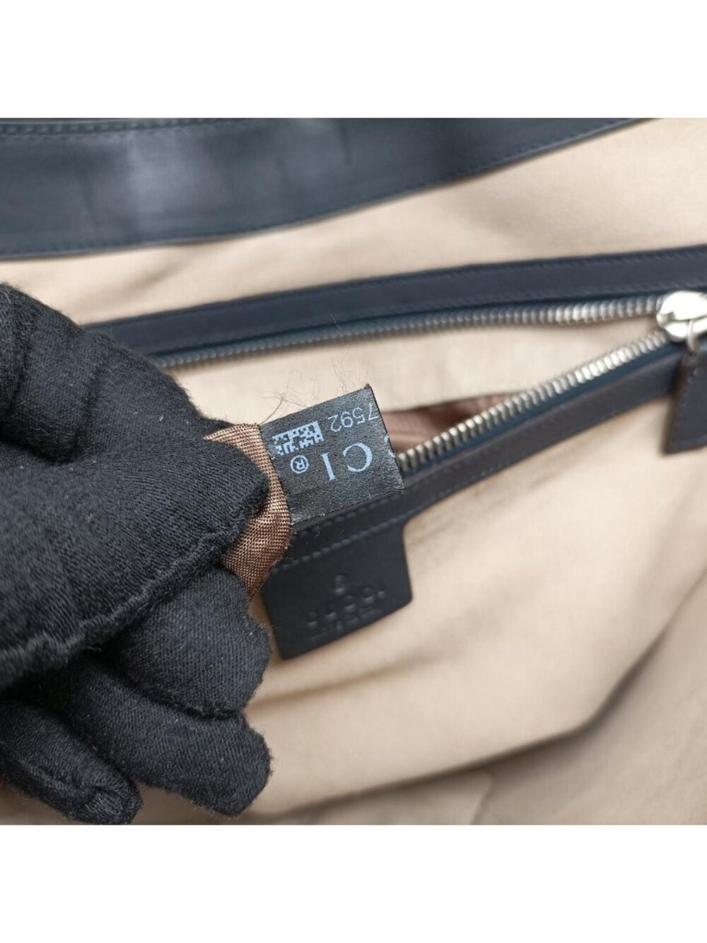 ★SOLD★ Gucci Messenger Black Leather - Picture 13 of 15